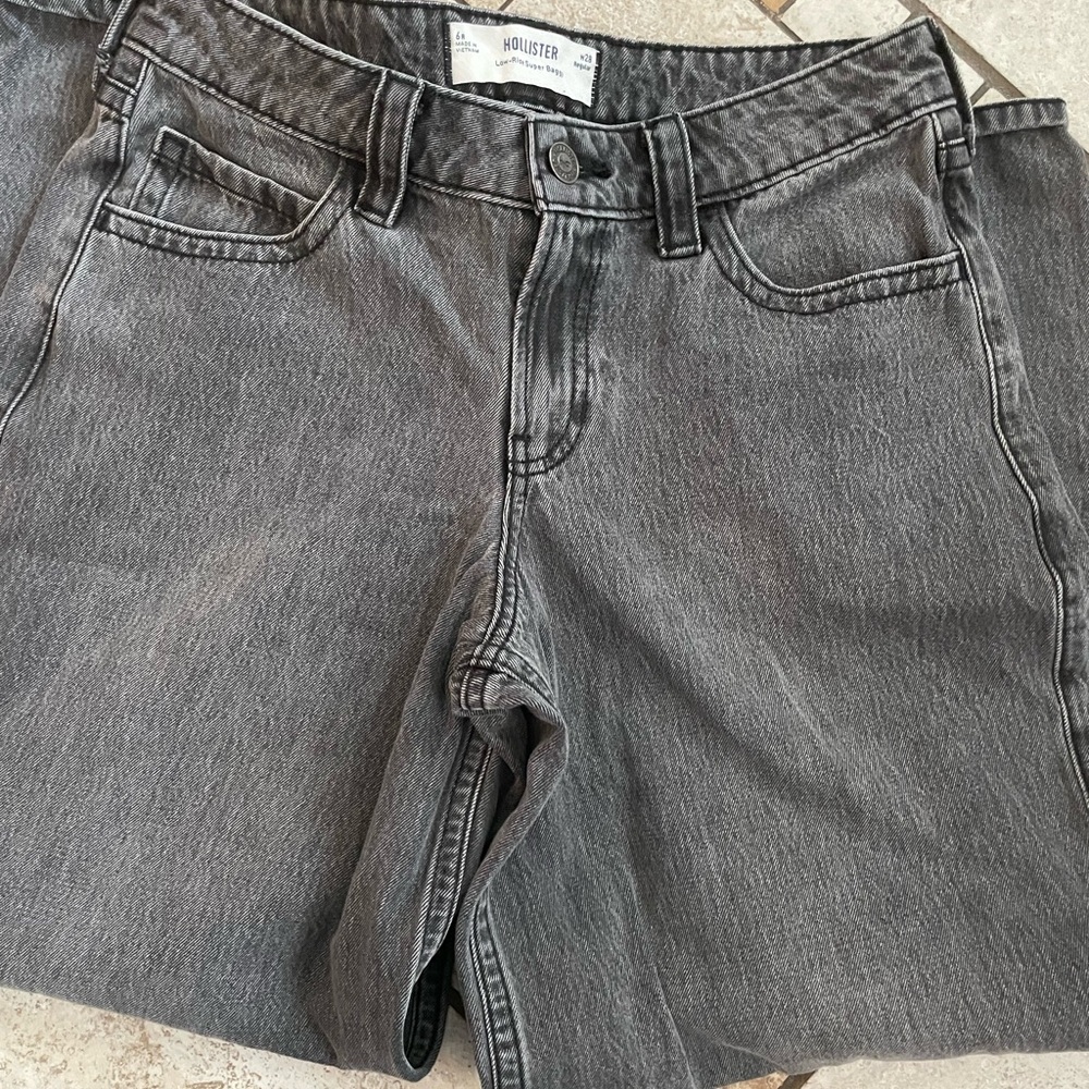 Hollister Low-Rise Super Baggy Washed Gray Denim jeans, size 6r/28w